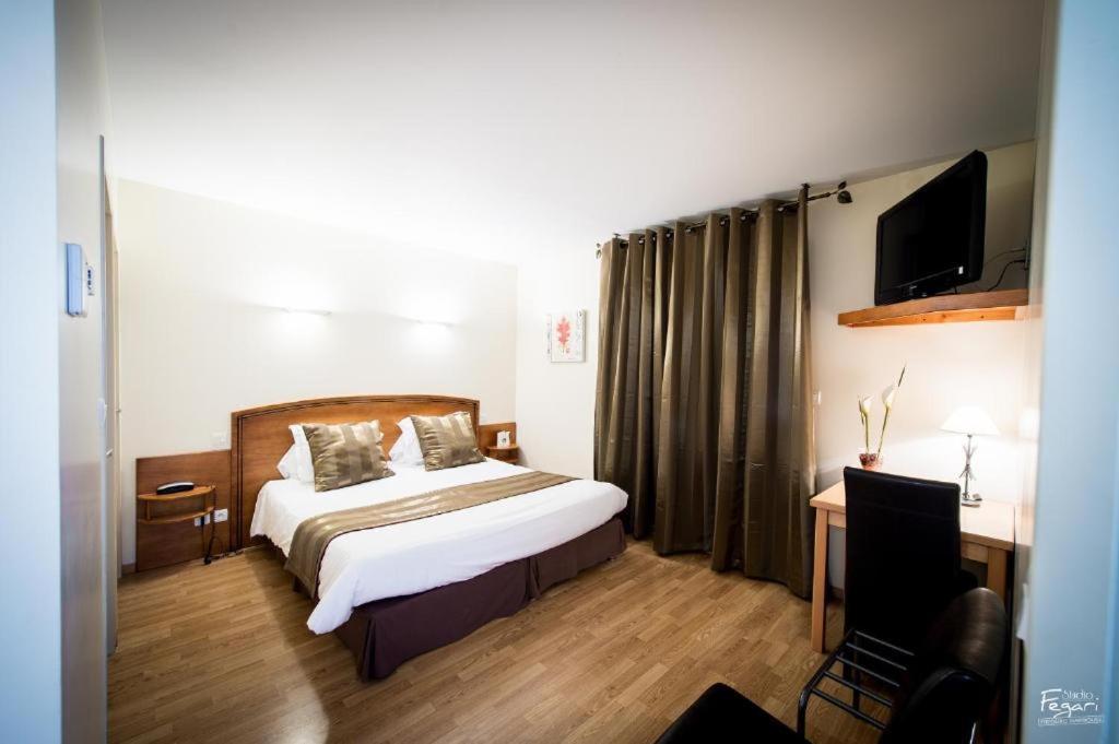 Hotel Le Lion D'Or Saint-Geniez-d'Olt Room photo